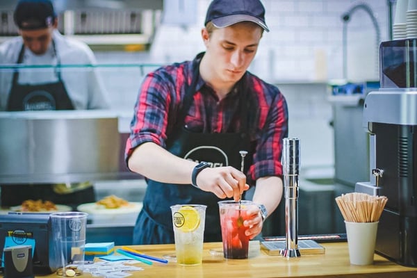 kitchen hand making a smoothie